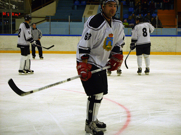Никита Крючков впервые в этом сезоне вышел на лёд дворца спорта "Кристалл"